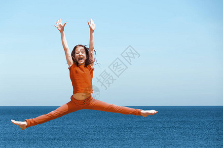 快乐活跃的年轻女孩跳图片