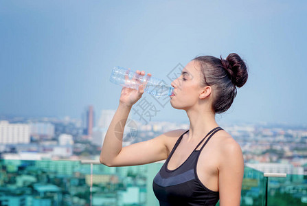 穿着运动服装的快乐女在城市外出锻炼图片