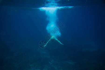 人潜入海洋的局部视图图片