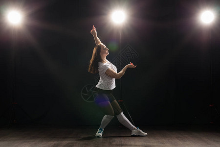 舞蹈嘻哈爵士放克和人的概念灵活的年轻女子在灯光下图片