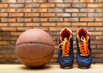 运动鞋和篮球对等运动鞋和篮球背景图片