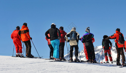 滑雪山坡上的雪橇在法图片