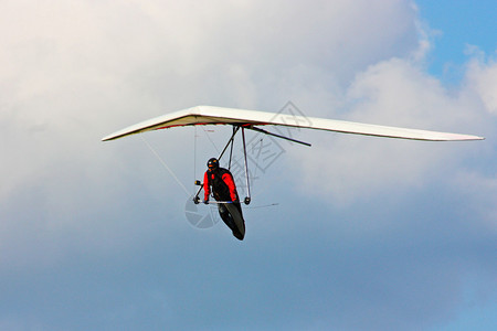 悬挂式滑翔机在斯洛文尼亚的山区飞行图片