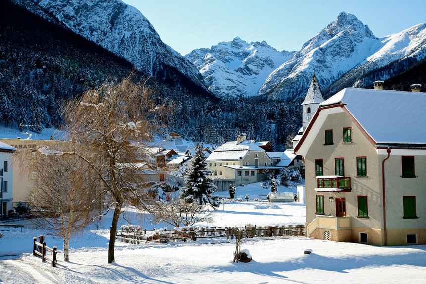 瑞士Tarasp在圣诞节冬天的一个小村落图片