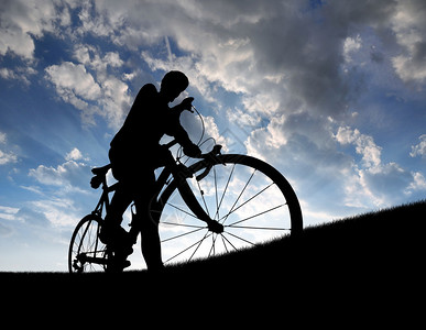 骑自行车的人在日落的剪影图片