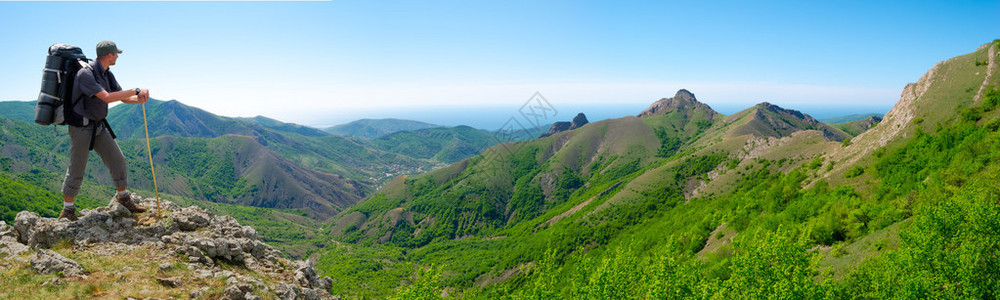 尽享人生山顶徒步者尽享全景背景