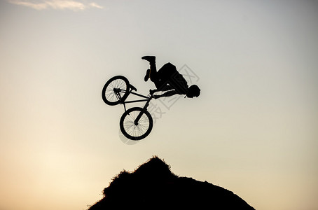 骑自行车跳伞的极图片
