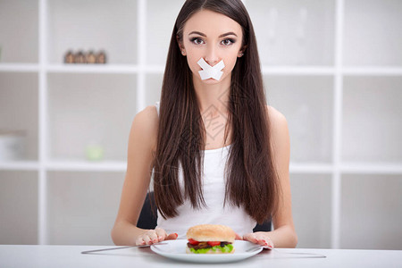 妇女拒绝食用垃圾食品健康饮食和积极生活方式图片