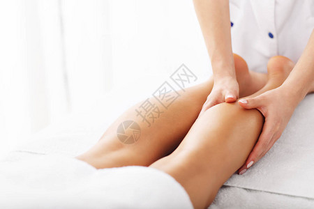 妇女接受专业腿疗图片