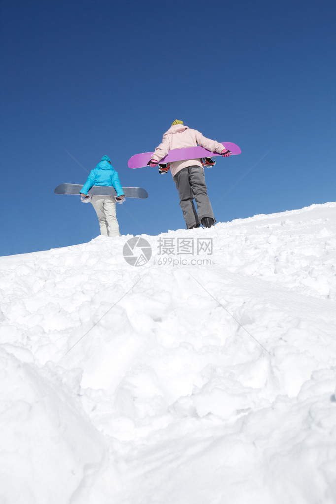 在山上攀爬的两名滑图片