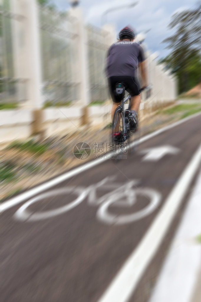 一个人骑脚踏车锻炼运动图片