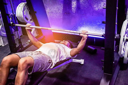 亚洲男在卧推机上锻炼胸部锻炼图片