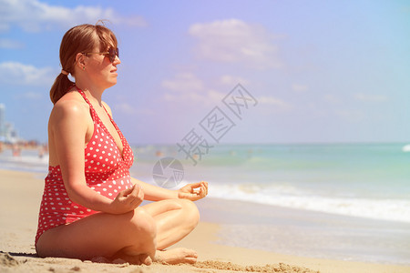 孕妇在海滩练习瑜伽健康怀孕图片