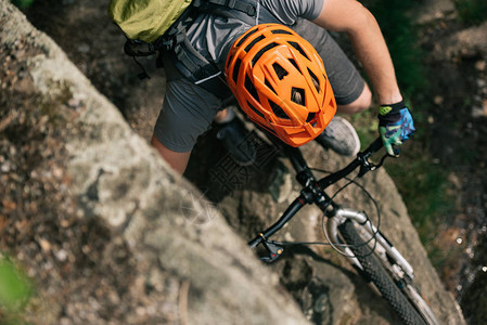 骑在山地自行车上戴头盔的男极端骑自行车运图片