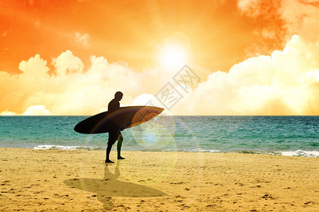 日落时在海滩上散步的冲浪者的插图图片