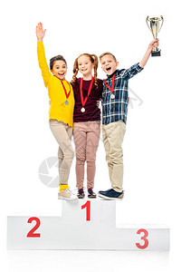 带着奖牌和奖杯的快乐孩子站在胜利者节日上大喊叫图片