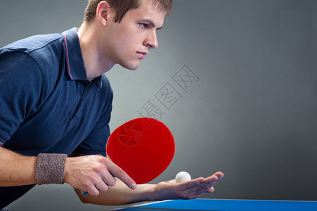 打乒乓球的年轻员背景图片