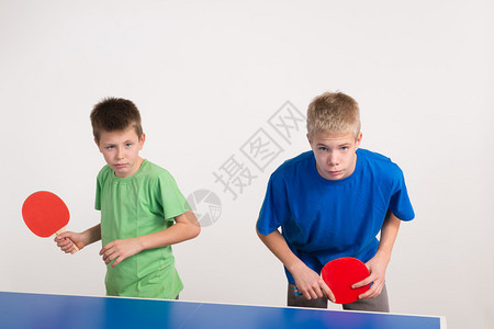 打乒乓球的两个男孩背景图片
