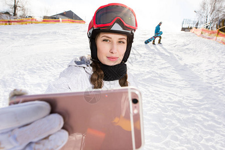 美丽的年轻女滑雪选手用智高清图片