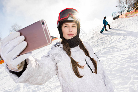 美丽的年轻女滑雪选手用智高清图片
