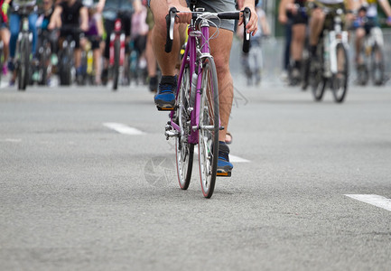 骑自行车的人参加自行车比赛图片