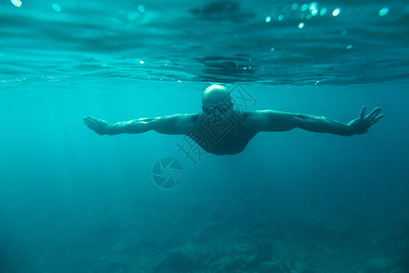 男子游泳水下海潜水图片