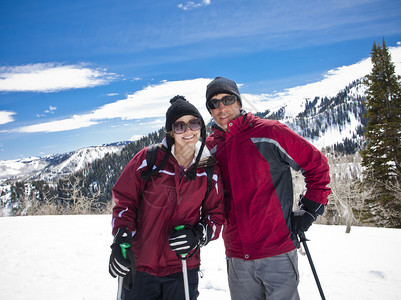 已婚夫妇在滑雪度假图片