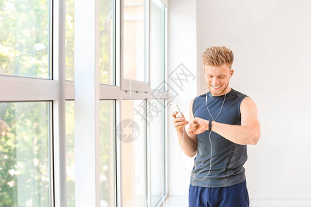 体育青年男子在健身训练后图片