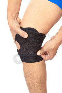 戴膝盖支架的人膝盖背部的图片