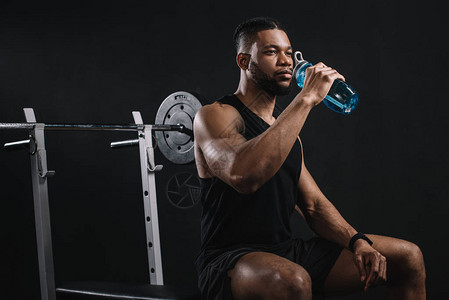 美国运动员用黑瓶装的饮用水来饮水图片