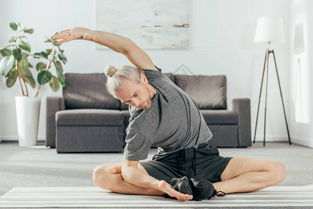 运动成年男子在家瑜伽垫图片