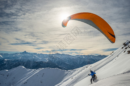 滑翔伞在雪坡上运行图片
