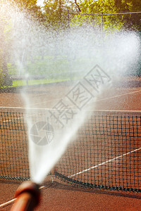 维修洒水网球场图片