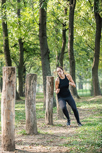 女运动员在健身足迹的背景图片