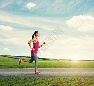 在乡下慢跑的赛跑者女人图片