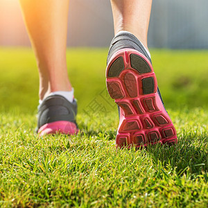 女人的跑步腿粉灰色运动鞋细节背景图片