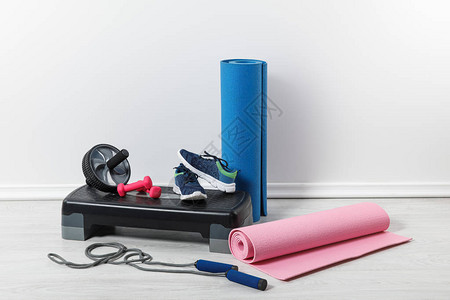 家里地板上的健身垫和用品背景图片