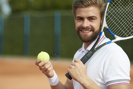 打网球的运动员在网球场上图片