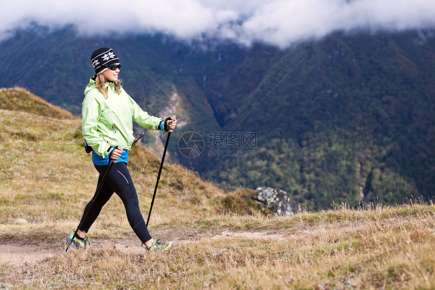 年轻挪威妇女在山区健身区和户图片