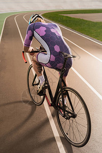 自行车骑手在赛道上骑图片
