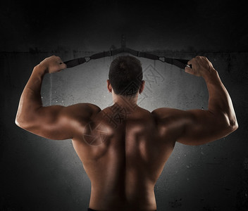 男人用trx训练肩部肌肉图片
