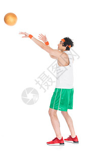 瘦小的年轻篮球运动员向白方投背景图片
