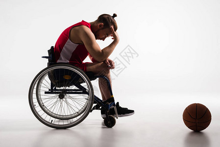 轮椅上残疾人篮球运动员图片