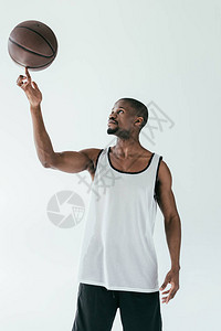 African运动非洲篮球运动员用手指旋转球图片