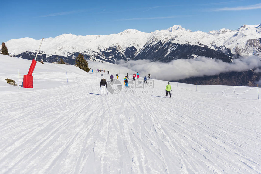 冬季阿尔卑斯山度假胜地的滑雪图片