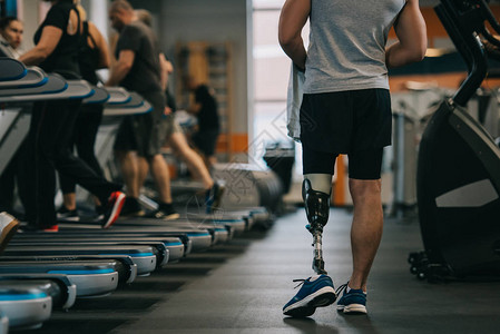 体育运动员用人工腿在健身房走路的田图片