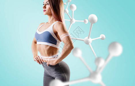 运动健壮的女站在白色分子链的附近新陈代图片