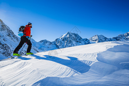 登山者偏远地区滑雪春天沿着雪山脊走图片