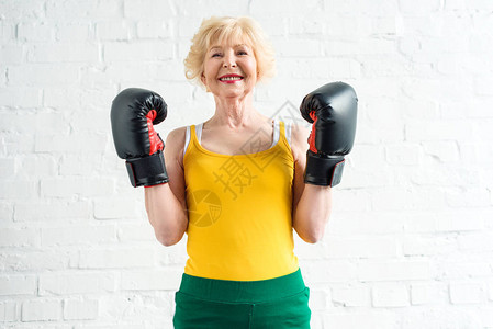 快乐运动的老年女子在拳击图片