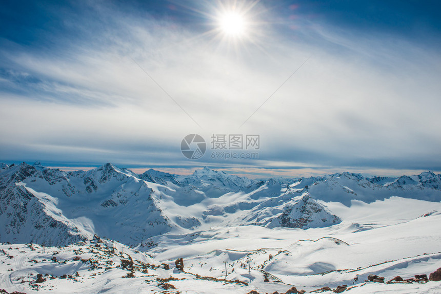 云中蓝雪山冬季图片